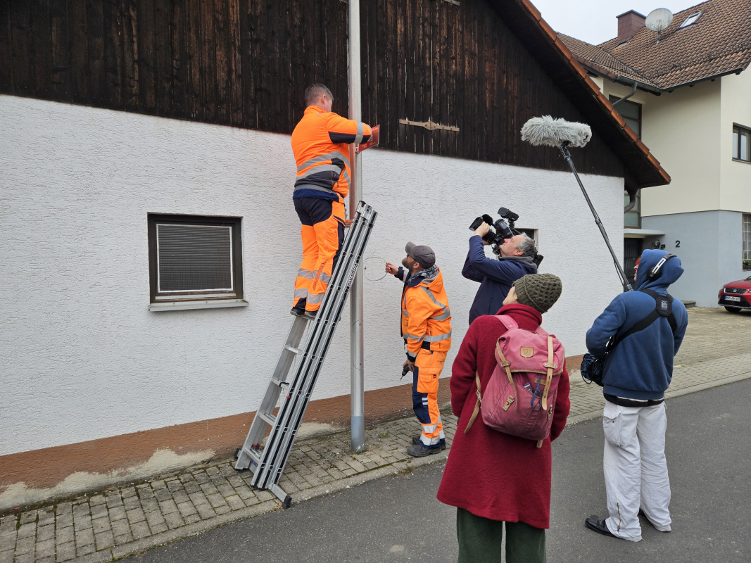 Bauhofmitarbeiter bringen die Gedenktafel von Susanna Stern am ehemaligen Lebensmittelpunkt in Eberstadt an.