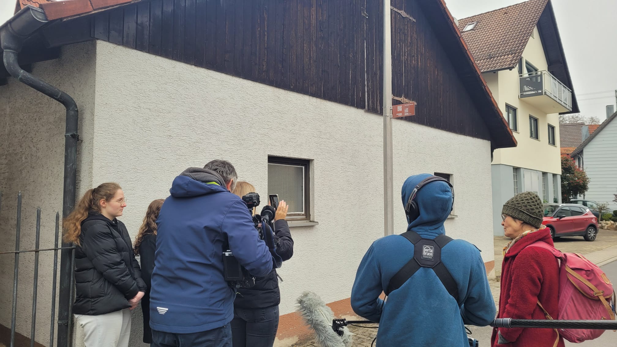 Der SWR mit den Schülerinnen der HWS bei den Dreharbeiten in Buchen. (Foto: Stadtarchiv Buchen)